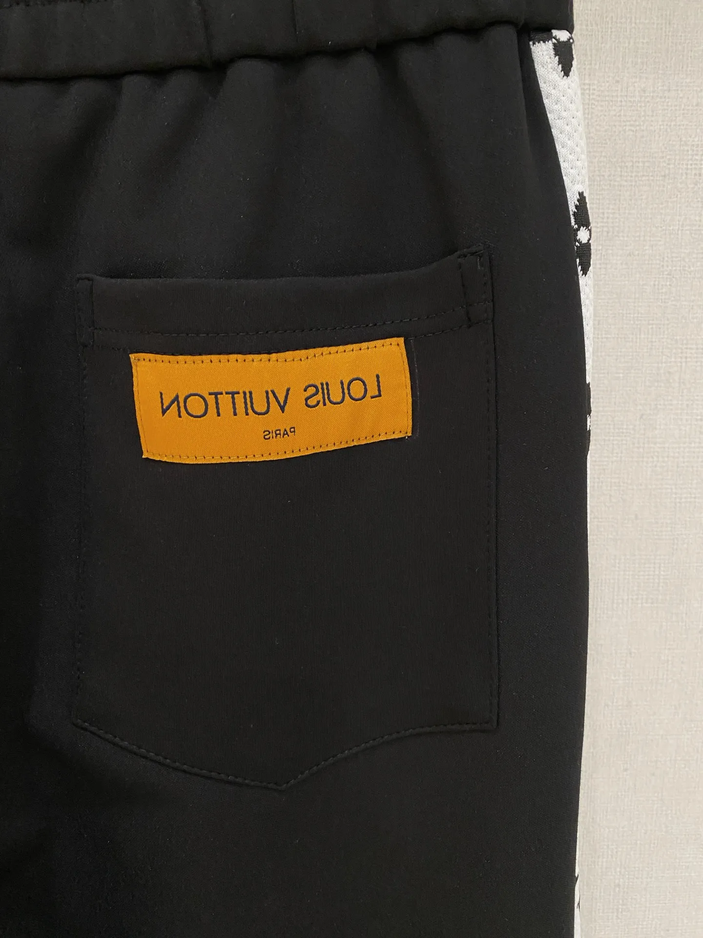 🅿️720 LV hot-selling suit is coming. Focus on the original version of the official website. 2025 new hot-selling cardigan suit. The original order is the best. 🇭🇰The meticulous work of top designers. It has a fitting and perfect upper body effect. All-natural high-quality Tencel Roman cotton 100%, close-fitting comfort, noble and elegant! Original hardware embodies elegance and nobility! Counter size: M-3XL (maximum wear up to 190 pounds)
